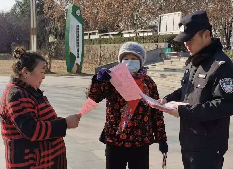 他们走街串巷，为群众送上辟谣宣传“年货”！