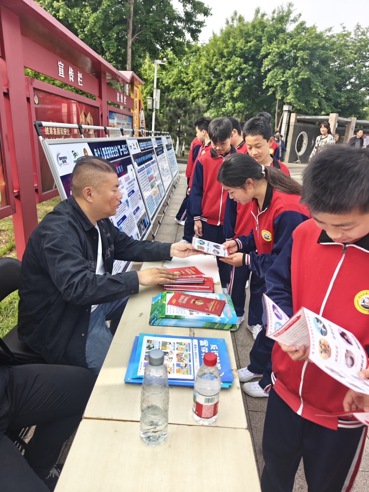 【e起辟谣 郑在进行】郑州登封市结合全民国家安全教育日开展“智辩AI网络举报辟谣”宣传活动