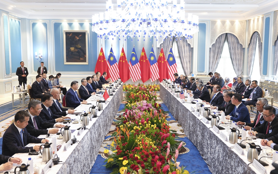 习近平同马来西亚总理安瓦尔举行会谈