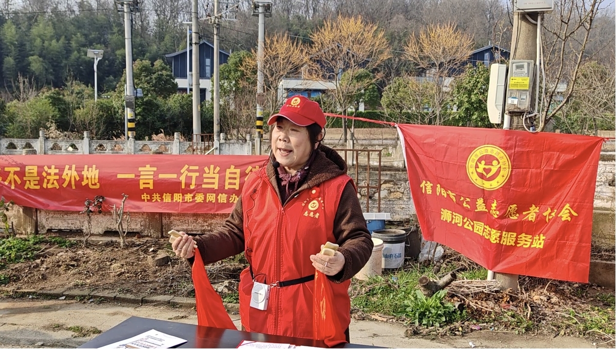 市委网信办开展网络普法宣传进社区活动