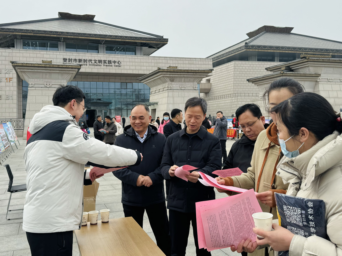 郑州市积极开展 “AI守护 慧眼识谣”宣传活动
