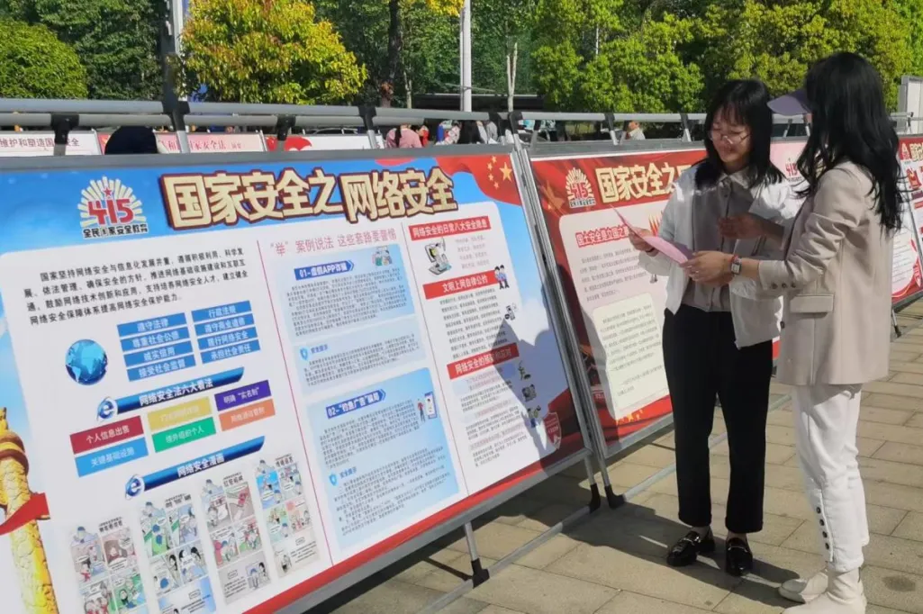 许昌组织多地开展网络辟谣宣传活动