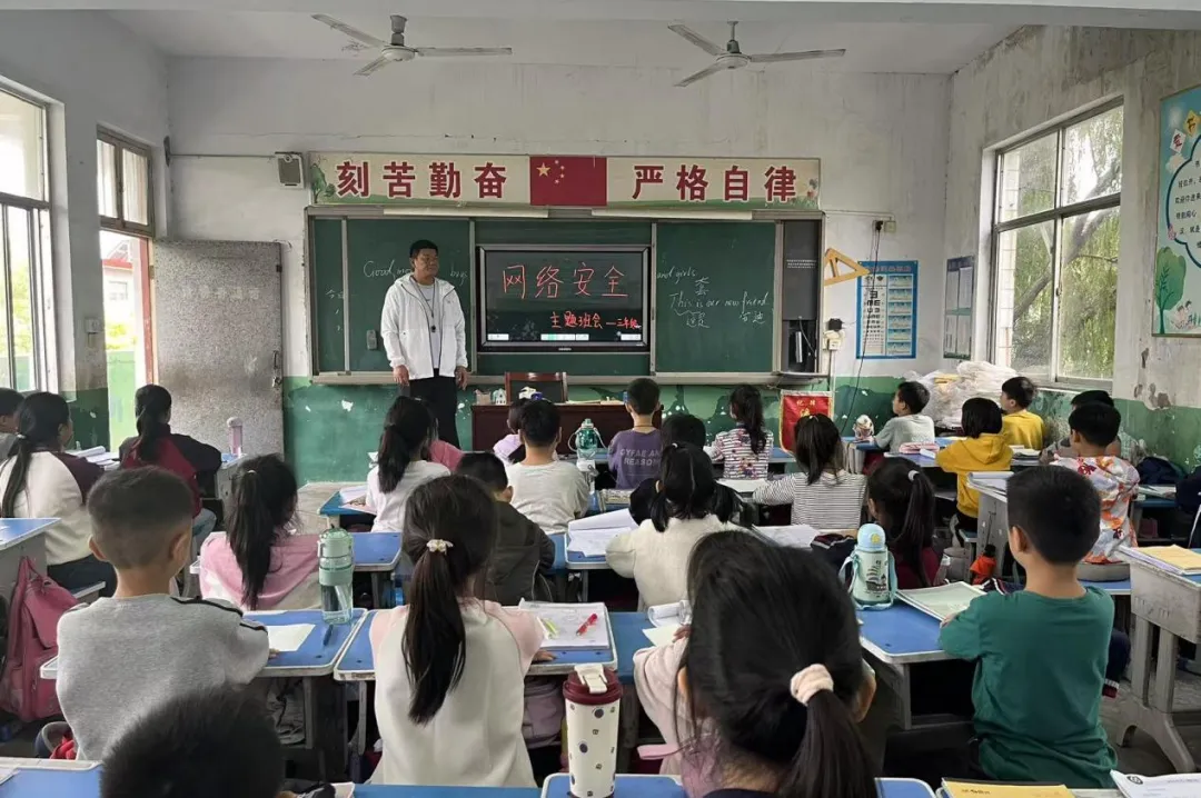 许昌：网络安全进校园 手抄报里学辟谣