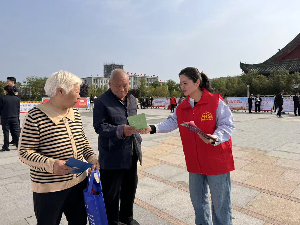 抵制网络谣言 共护清朗空间 杞县网信办开展举报辟谣宣传活动