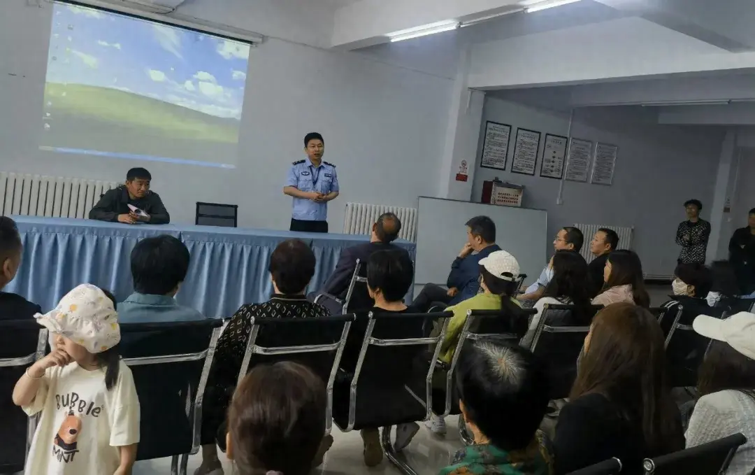 登封市公安局崇高路派出所开展打击网络谣言进社区主题宣传活动