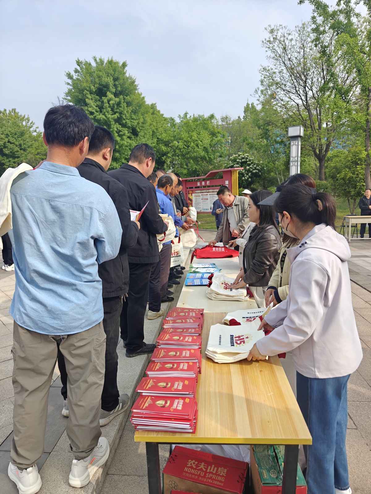 【e起辟谣 郑在进行】郑州登封市结合全民国家安全教育日开展“智辩AI网络举报辟谣”宣传活动