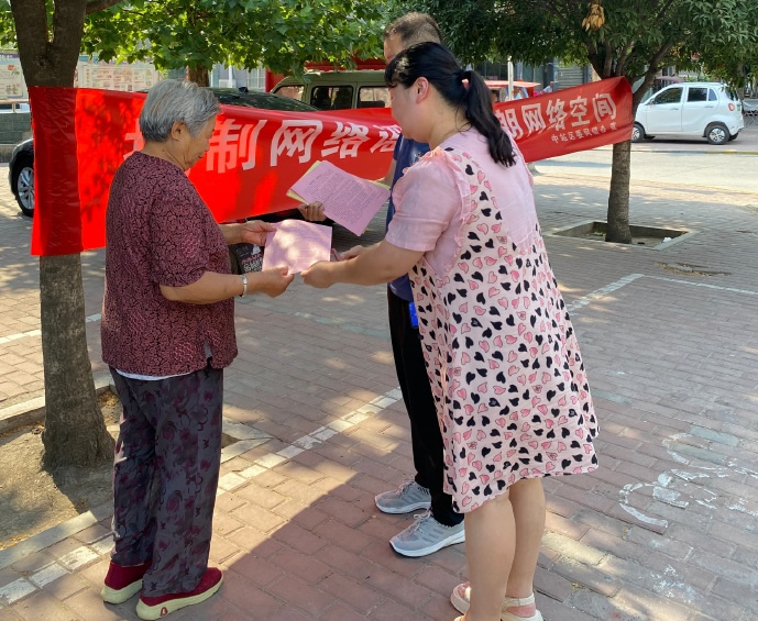 中站区委网信办开展网络辟谣进社区宣传活动