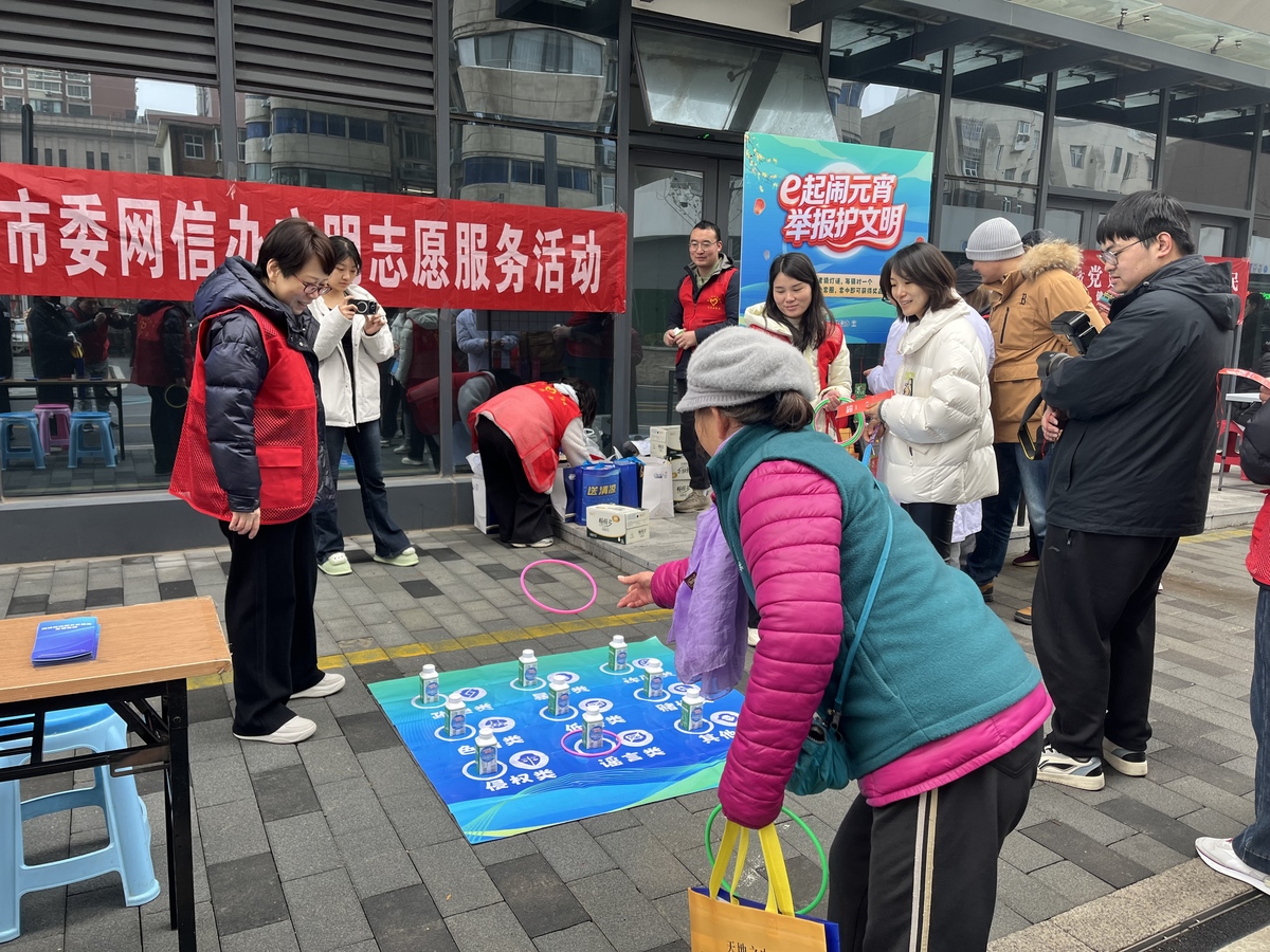 【e起辟谣  郑在进行】有料+趣味  郑州市委网信办走进社区开展学雷锋“网络辟谣宣传”主题活动