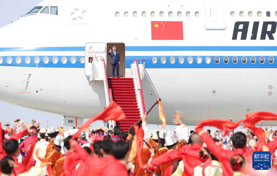 习近平率中央代表团抵达乌鲁木齐出席新疆维吾尔自治区成立70周年庆祝活动