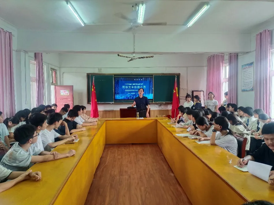 许昌：网络安全进校园 手抄报里学辟谣