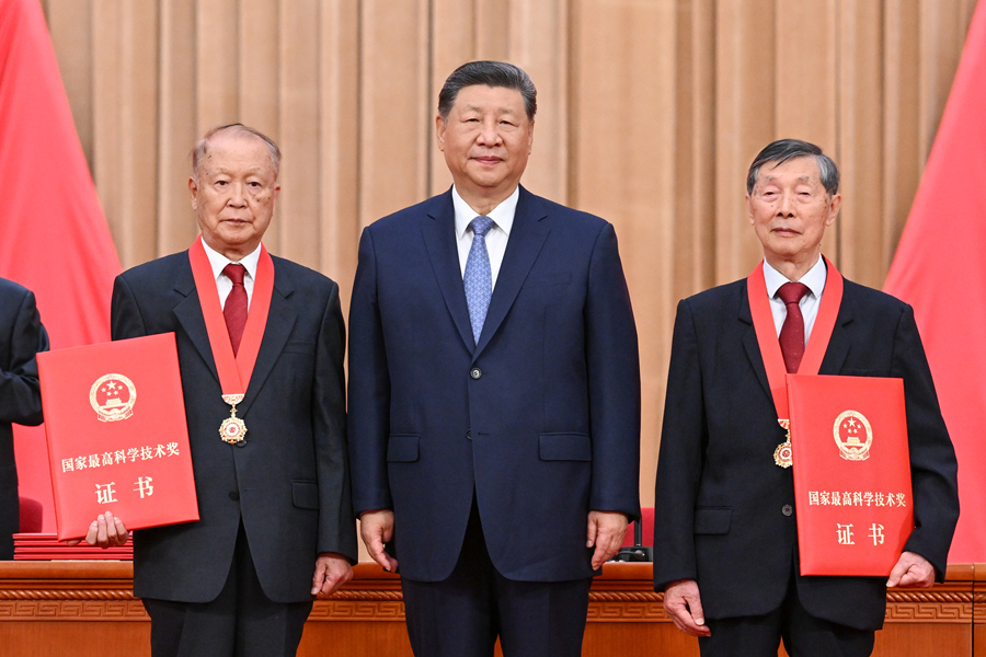 习近平出席国家科学技术奖励大会两院院士大会中国科协第十一次全国代表大会并发表重要讲话