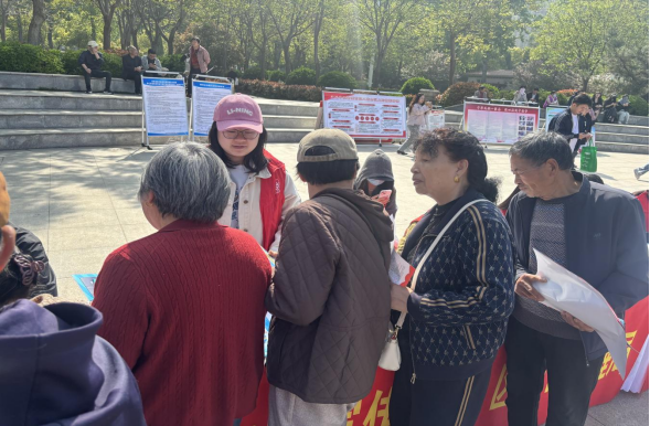 【郑在辟谣】郑州惠济区走进公园游园开展“擦亮慧眼智辨AI  筑牢网络安全屏障”网络辟谣科普宣传活动