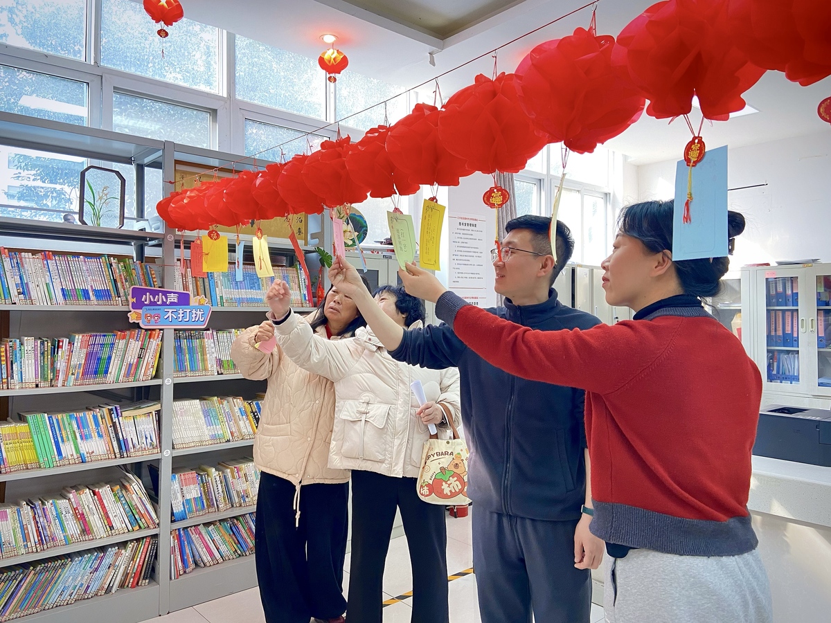 郑州上街区开展“暖情元宵节  辟谣反诈护平安”主题宣传活动