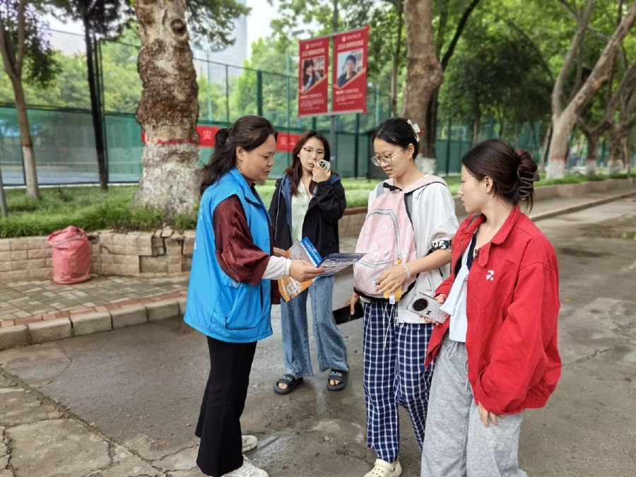 慧眼识谣护成长！中原区多阵地开展 暑期网络举报辟谣宣传