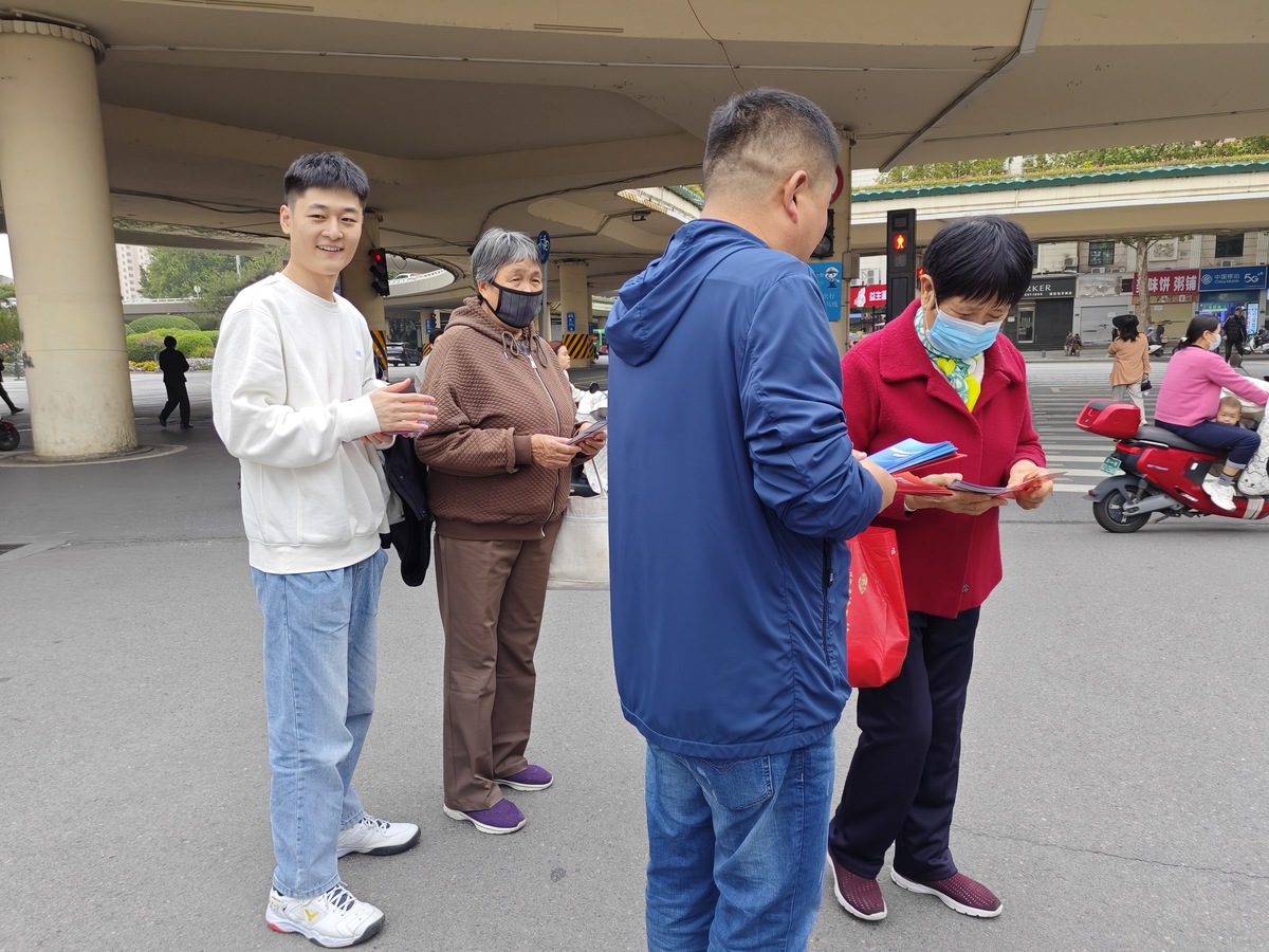 郑州市委网信办走进影院深入推动“网络辟谣进影院”主题宣传活动 