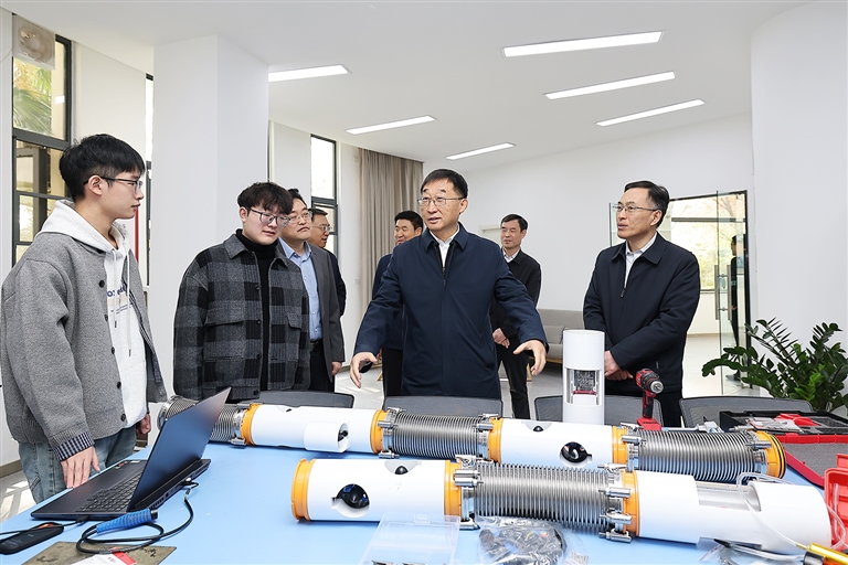 刘宁在郑州大学宣讲全会精神并调研时强调 认真学习贯彻党的二十届四中全会精神 推动“双一流”建设不断取得新进展