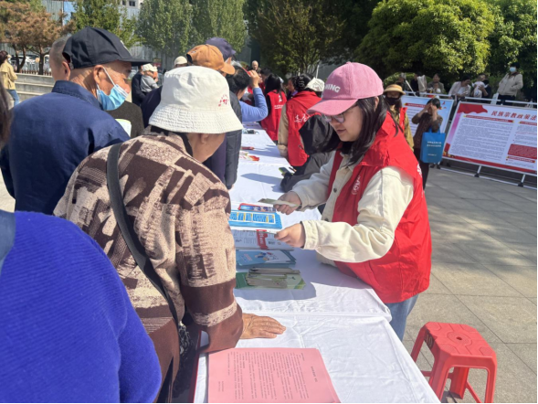 【郑在辟谣】郑州惠济区走进公园游园开展“擦亮慧眼智辨AI  筑牢网络安全屏障”网络辟谣科普宣传活动