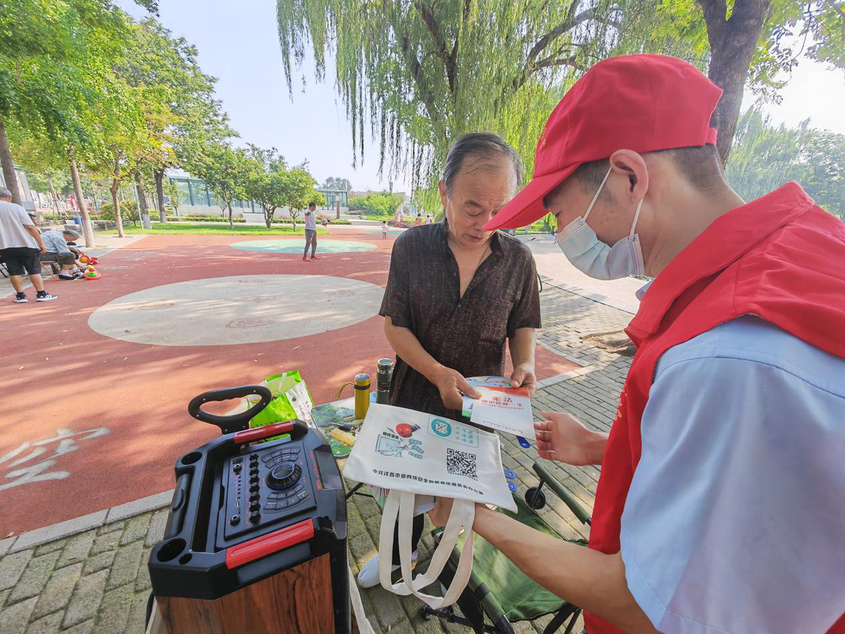 许昌市委网信办开展“庆七一·互联网举报辟谣”宣传活动