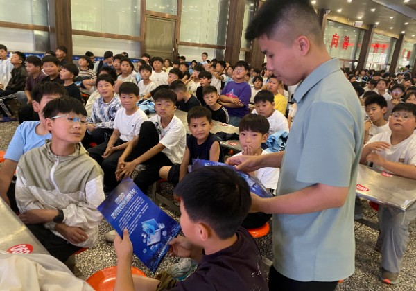 睢县县委网信办开展“e起护苗 清朗同行”涉未成年人网络举报和辟谣主题宣传活动
