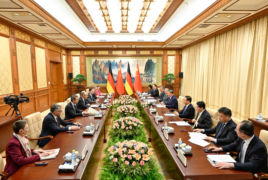 习近平会见德国总理默茨