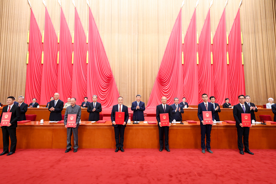 习近平出席国家科学技术奖励大会两院院士大会中国科协第十一次全国代表大会并发表重要讲话