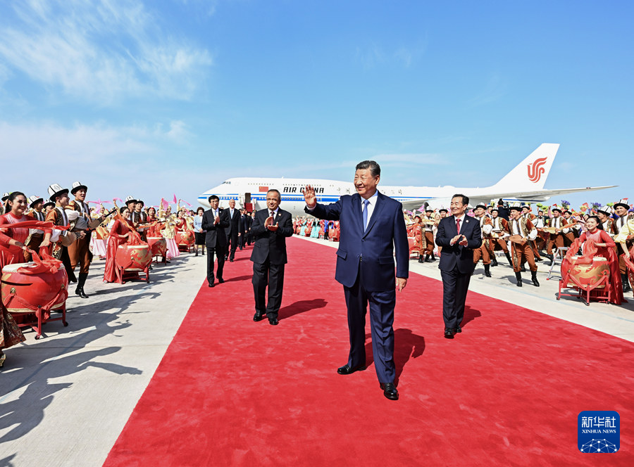 习近平率中央代表团抵达乌鲁木齐出席新疆维吾尔自治区成立70周年庆祝活动