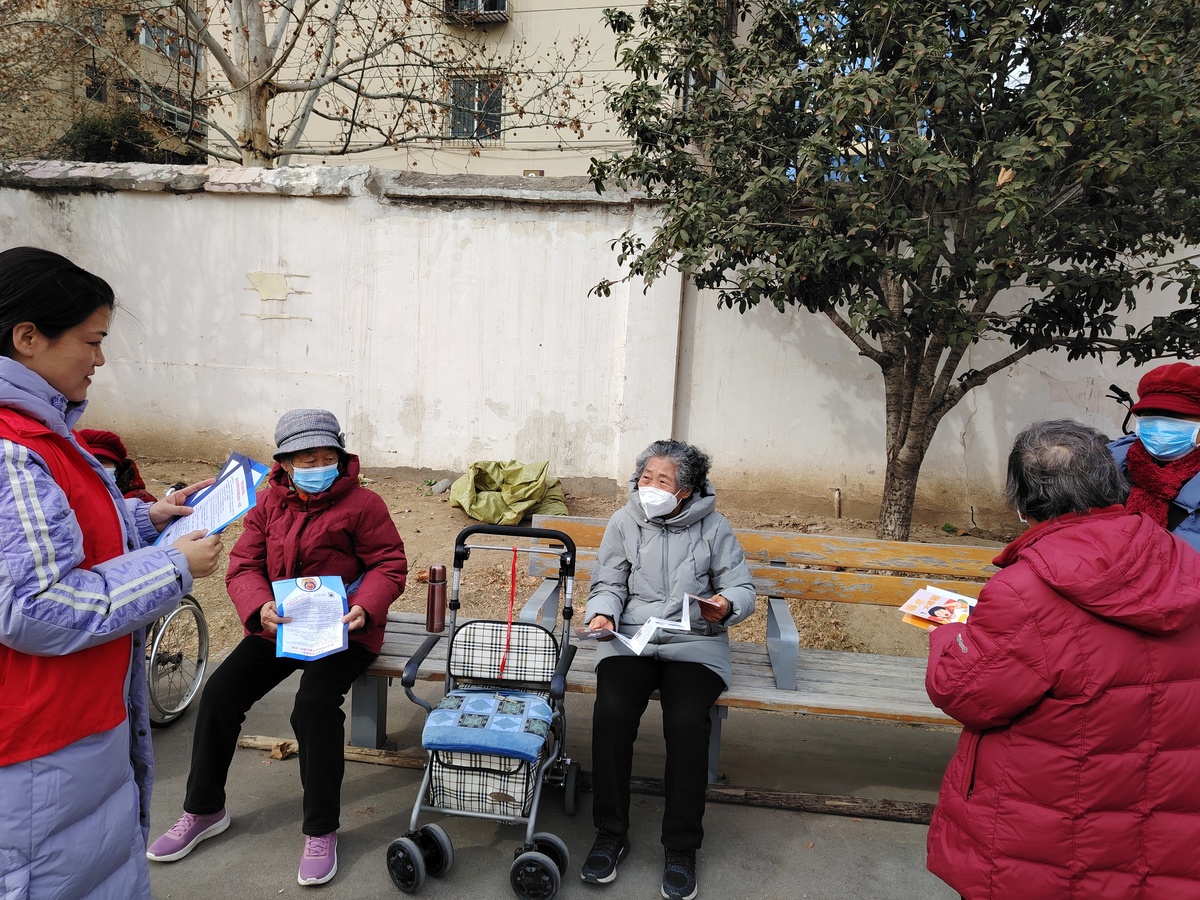 郑州多个社区开展“辟谣反诈同行 共筑安全防线”主题宣传活动