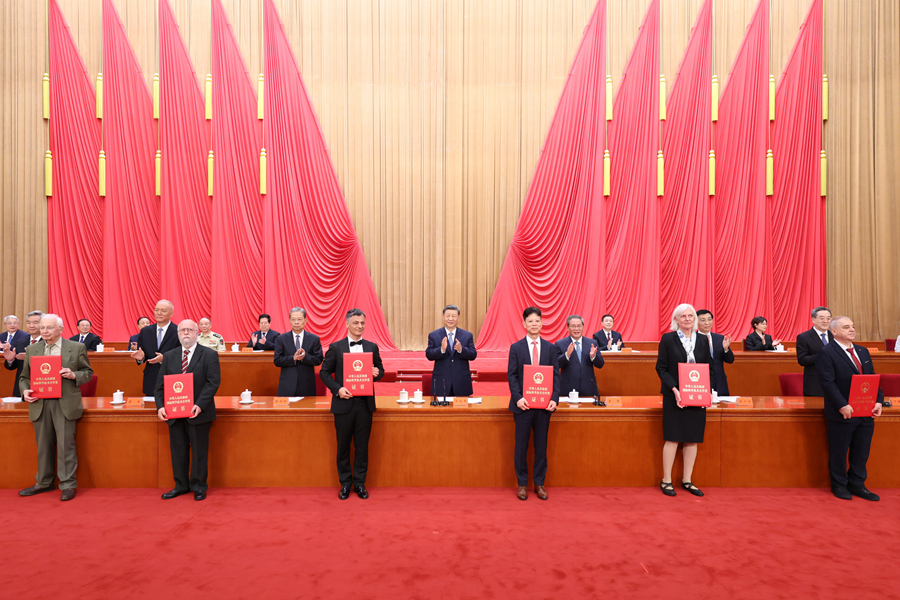 习近平出席国家科学技术奖励大会两院院士大会中国科协第十一次全国代表大会并发表重要讲话