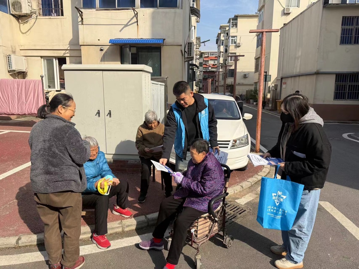 “情系尊长 e路守护”——郑州中原区开展主题宣传织密“反诈辟谣网”  