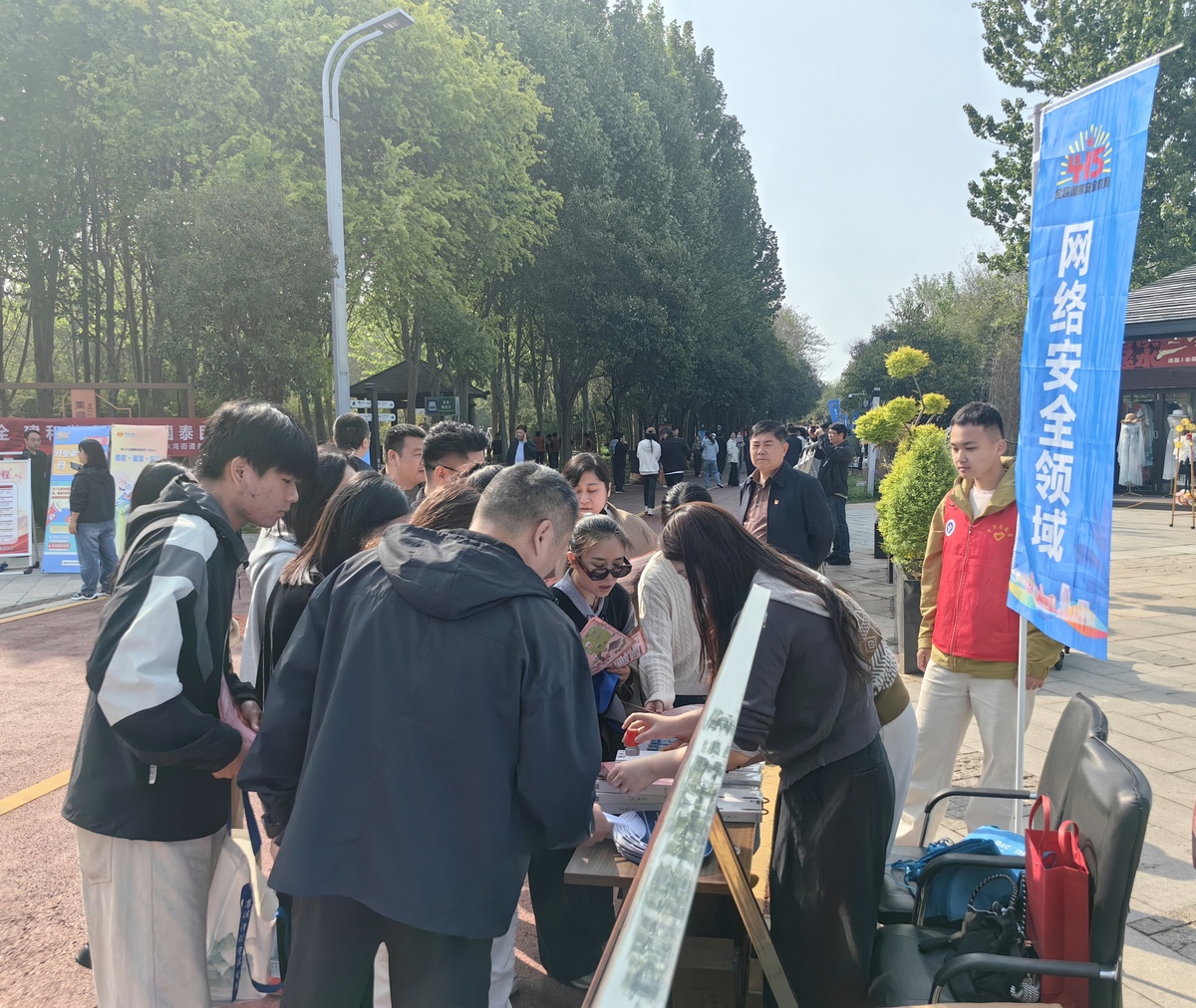 智辨 AI・守护鹤城｜4・15 国家安全日辟谣宣传活动