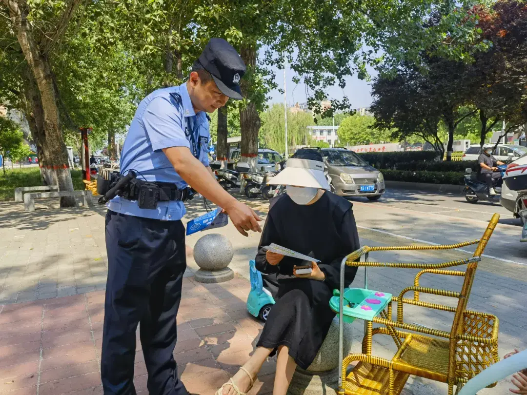 登封市公安局崇高路派出所开展打击网络谣言进社区主题宣传活动
