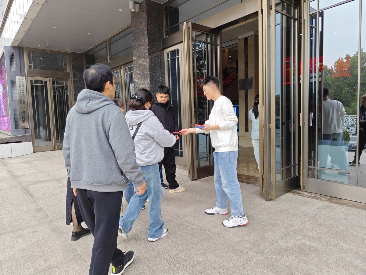 郑州市委网信办走进影院深入推动“网络辟谣进影院”主题宣传活动 