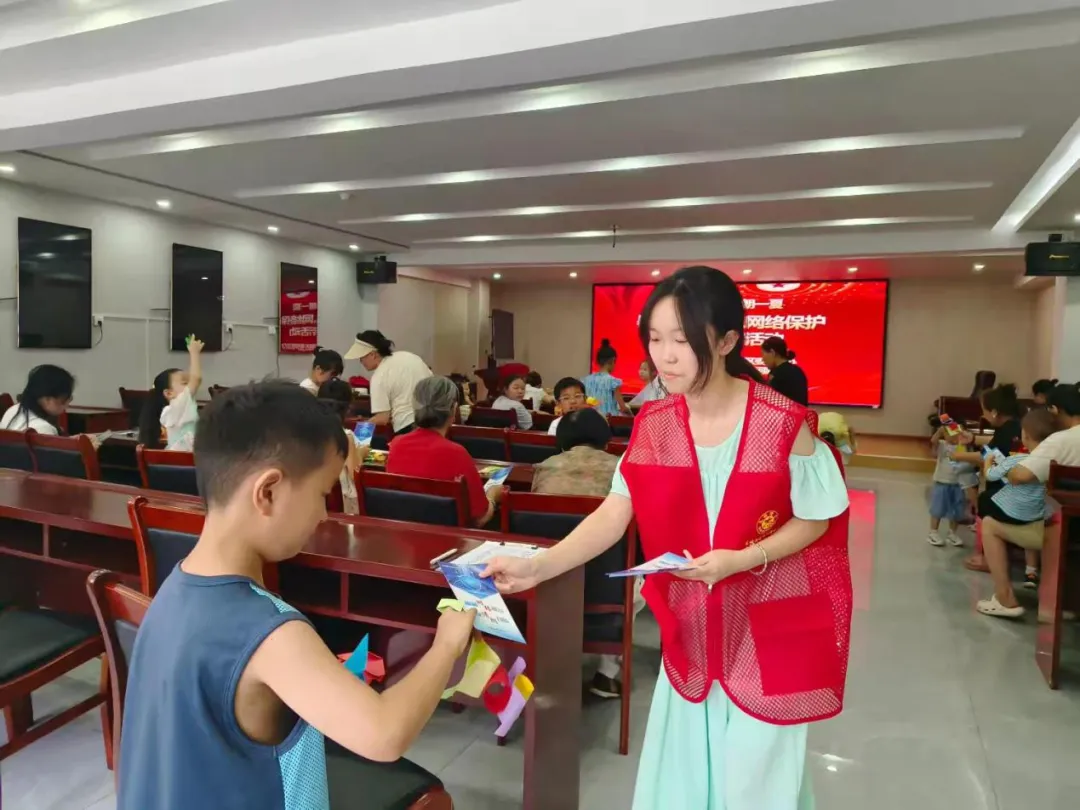 漯河：网络辟谣宣传进社区 筑牢“一老一少”网络防线