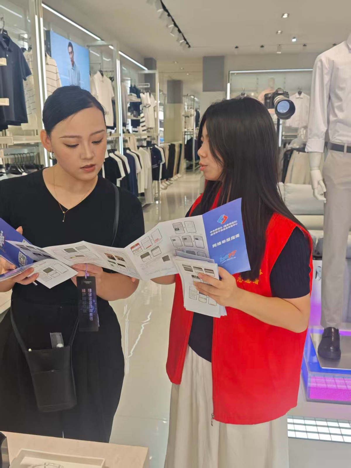 河南商丘开展网络辟谣和网络举报宣传活动