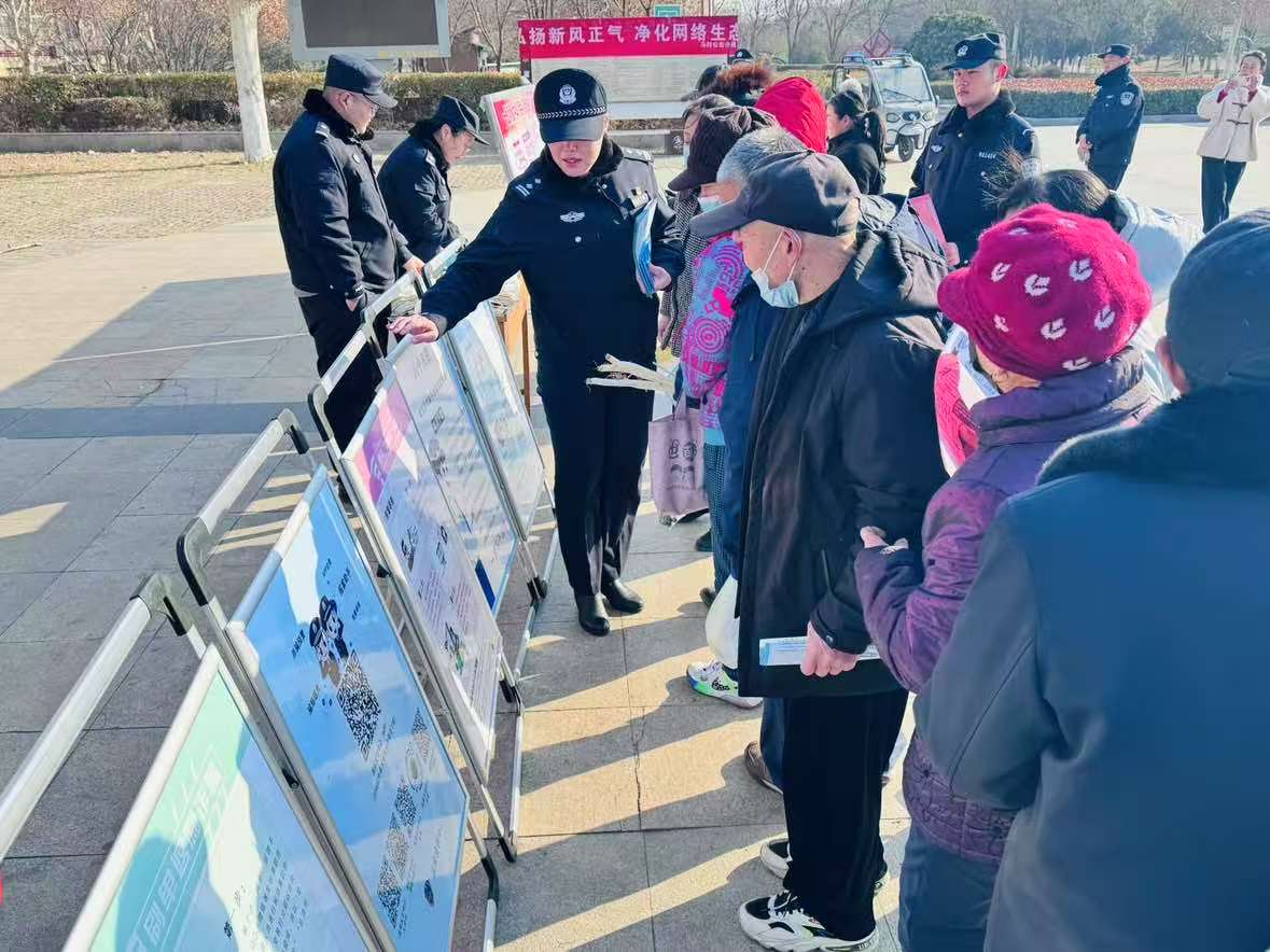 他们走街串巷，为群众送上辟谣宣传“年货”！