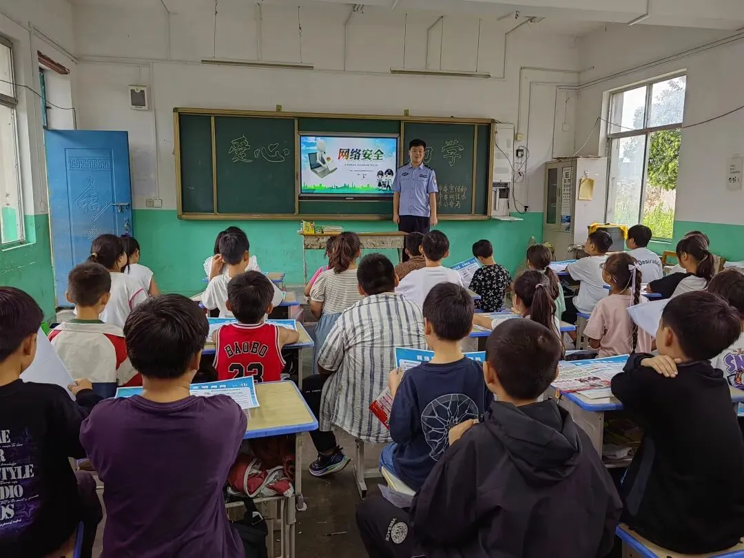 许昌：网络安全进校园 手抄报里学辟谣