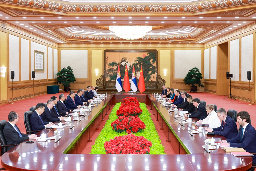习近平同塞尔维亚总统武契奇会谈