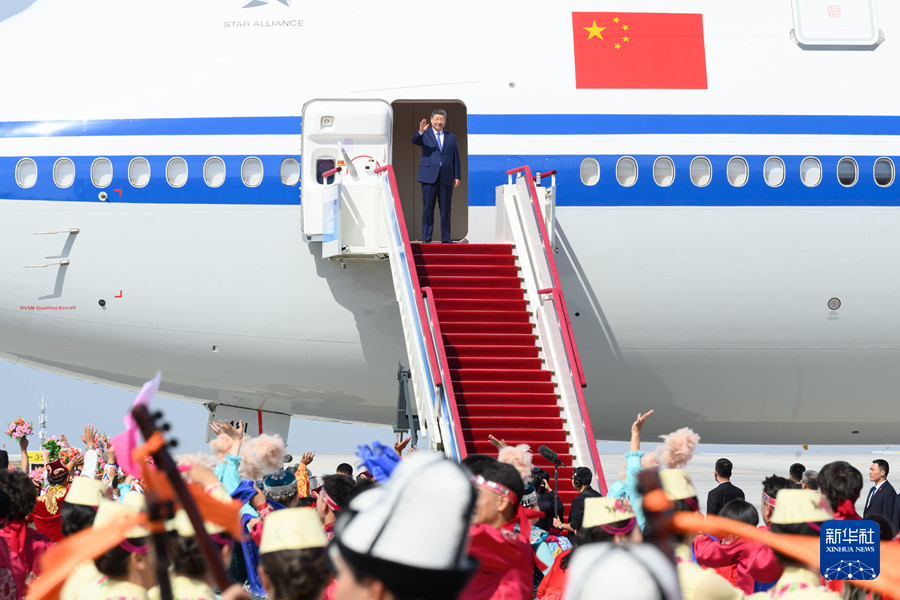 习近平率中央代表团抵达乌鲁木齐出席新疆维吾尔自治区成立70周年庆祝活动