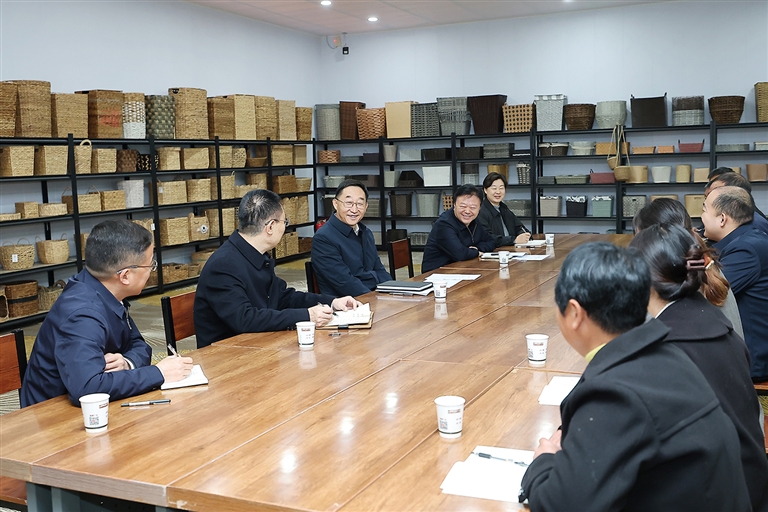 刘宁到开封兰考县杞县龙亭区宣讲全会精神并调研时强调 深入学习贯彻党的二十届四中全会精神 加快发展县域主导产业推进乡村全面振兴