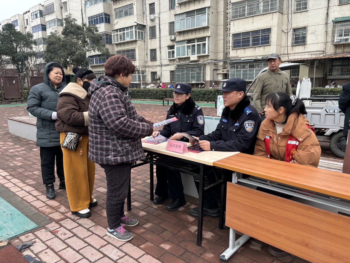 郑州上街区推动开展“防非守底线?打谣护家园”宣传活动